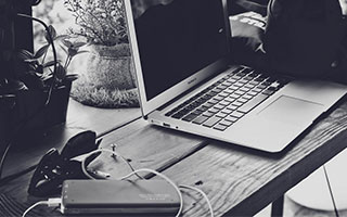 小罗：梅西和C罗同样出色，但梅西就像是我的兄弟一样