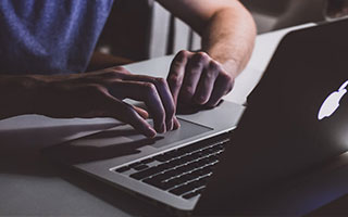 小罗：梅西和C罗同样出色，但梅西就像是我的兄弟一样